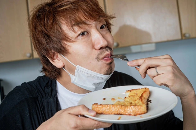 (5)激ウマ! フレンチトーストと同様に食器に盛りつけ、アツアツのうちにフォークとナイフを使って食べよう。噛んだ瞬間に激アツなタレが飛び出てくるのでやけどにも注意すること