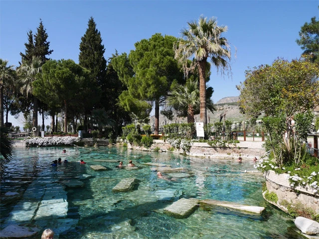 ローマ遺跡が沈んだ温泉「アンティークプール」。深いところは水深３mもある