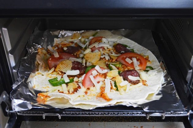 (3)焼く! トースターで全体に焦げ目がつくまで焼き上げる。生地が薄いので、トースターに出し入れする際は具がこぼれやすいので要注意。自信がなければアルミホイルを敷いて焼くこと