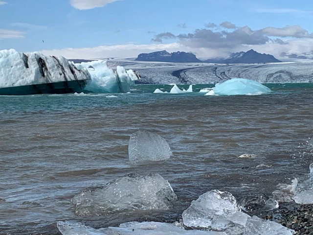 透明に光る流氷にウットリ