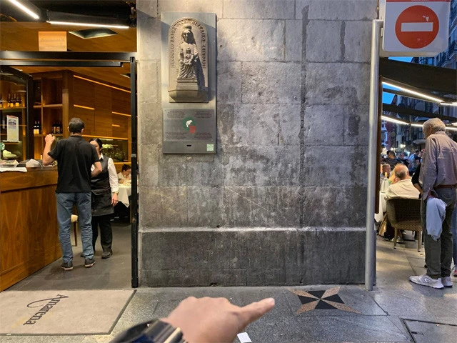 対面のレストラン「Ａｍａｒｅｎａ」の地面の印に立つと…