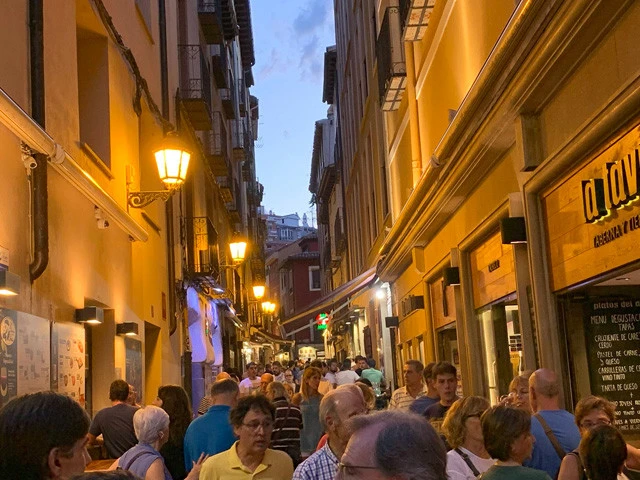 夜になるにつれ賑わい始めたラウレル通り