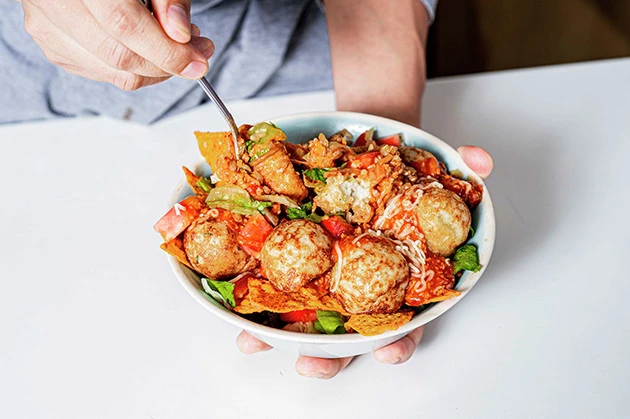 (5)混ぜる! せっかくきれいに盛りつけたのにもったいない気もするが、たこ焼きを潰しながら豪快にかき混ぜてかっ食らえ! お好みで中濃ソースやタバスコを垂らして味を調えよう