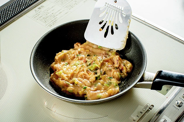 (3)激ウマ! 熱したフライパンに油を薄く引き、生地を投入して両面を焼き上げる。中火~強火で表面をカリッと焼き上げるのがコツ。ごま油を使うといっそう風味が出て激ウマになるぞ