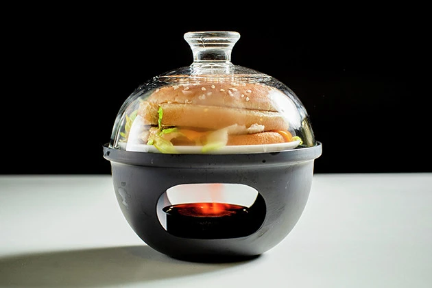 (2)燻製! 固形燃料に火をつけ燻製をスタート。8分ほどいぶしたら火を消し、フタをしたまま10分ほど待機する。レタスがいぶされて蒸気がたくさん出るが気にしなくても大丈夫だ