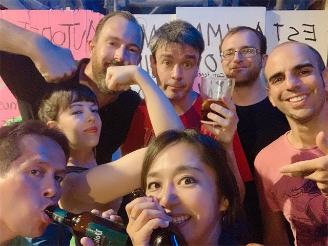 カウチサーフィンで地元の人と旅人たちが出会った！？