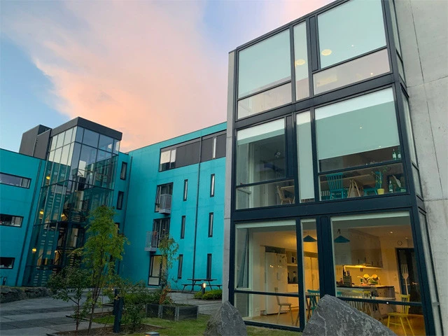 クマのクラス学生寮はとても洗練された建物