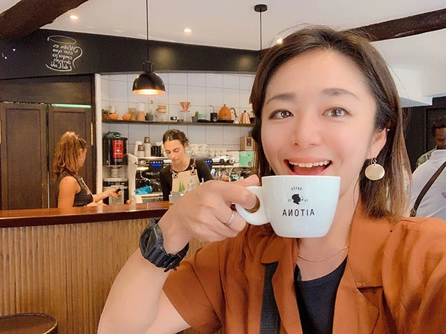 カフェ「ＫＡＮＴＯＩ」で休憩。ラテ１.５０ユーロって安い！ そして店員さん美人すぎ！　なので行っておきべきカフェ