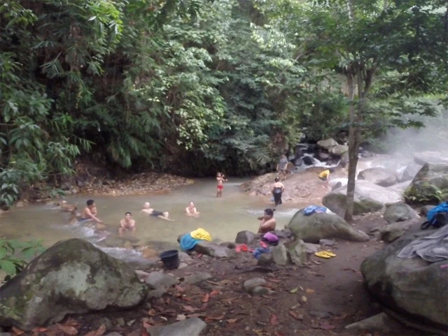 山の中にあるマラナゲ温泉