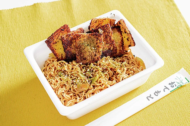 【B級フード研究家・野島慎一郎のバカレシピ】パンをスポンジに見立ててガーリックを極限まで吸収!「スポンジガーリックペヤング」