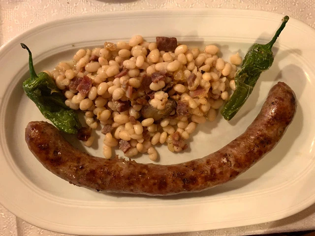 カタルーニャ伝統料理の白いソーセージ揚げ白豆