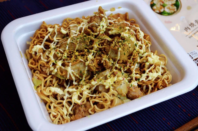 【B級フード研究家・野島慎一郎のバカレシピ】カップを開けたらシュウマイを突っ込んで熱湯をぶっかけ!「からしマヨ増量! シュウマイMIX一平ちゃん」