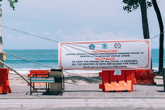 ビーチ閉鎖の注意書き（写真／Shogo [and BALI]）