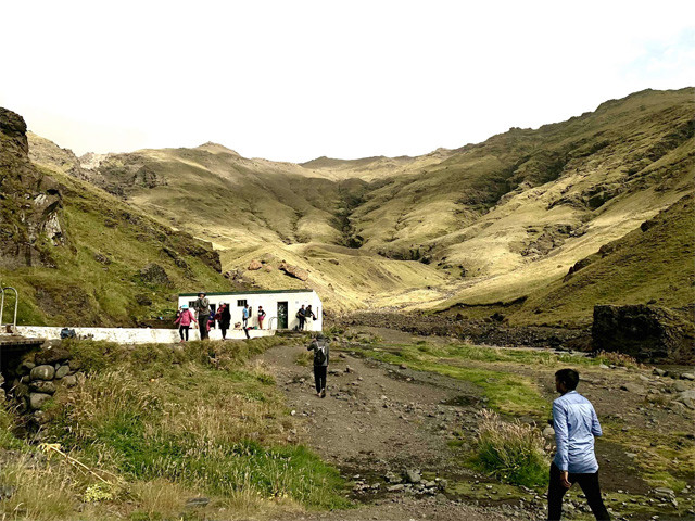国内最古のプール「リャヴァットラロイグ温泉プール」。白い建物が更衣室で手前の縁石みたいなところがプール