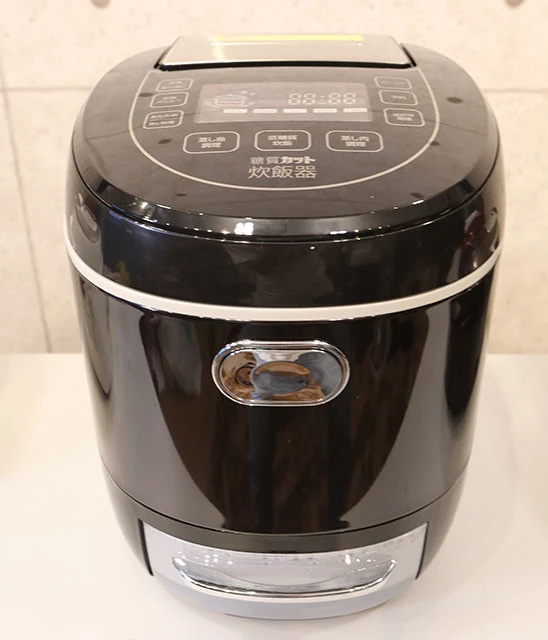 【サンコー　ＬＣＡＲＢＲＣＫ】購入価格２万９８００円。ユニーク家電界の雄、サンコーが送り出したマジメな糖質カット炊飯器。炊飯中、糖質が溶け出した湯をいったん排水し、新しい水で蒸すように炊飯する仕組み。低糖質食を続けたい人ならこれしかない