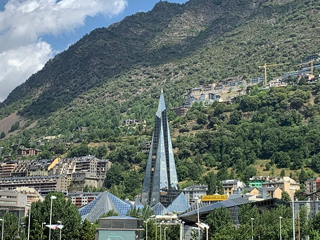 とんがっている建物は総合スパ施設「カルデア」