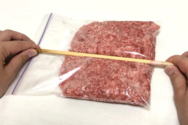 生肉を冷凍する際は、解凍したとき使いやすいようにしておくと便利。ひき肉は袋の上から箸で押さえつけへこみをつけておくとパキッと簡単に割れる