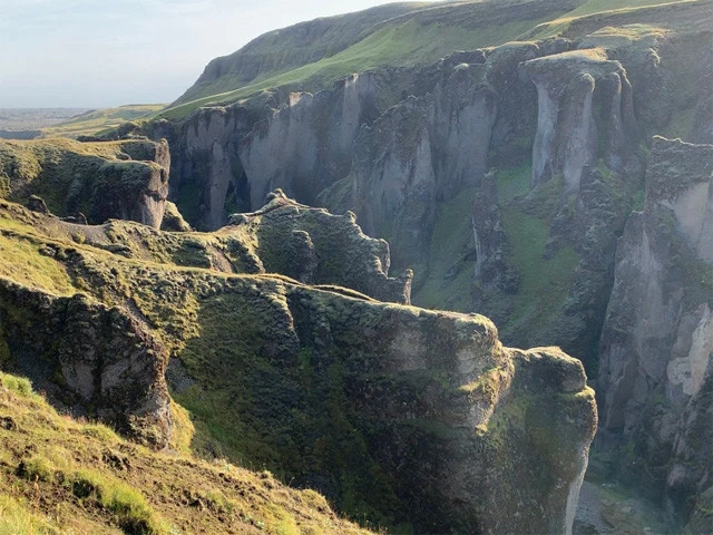 渓谷。アイスランド語が読めないが、Fjadrargljufur渓谷だろう