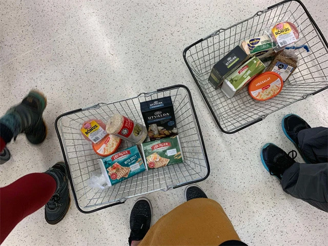 旅の食料調達。調理要らずで手軽に食べられるクラッカー類とハムとサラダ