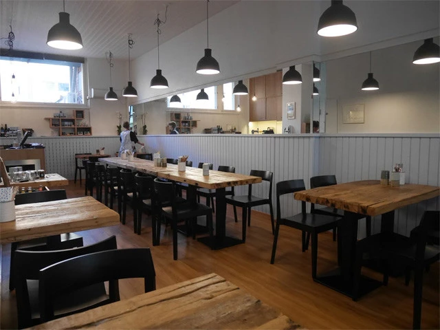 内装は映画のイメージと違うが北欧系インテリアでおしゃれ