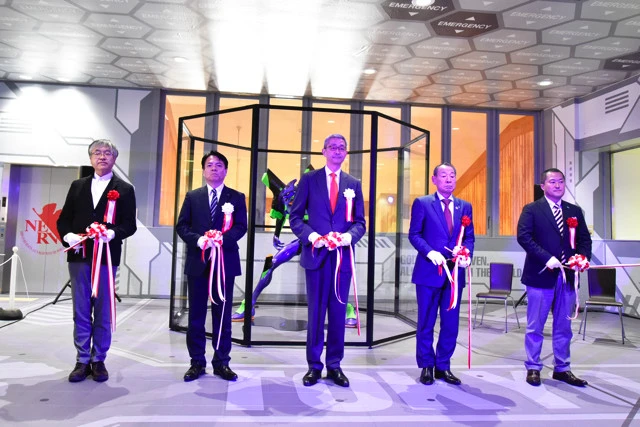 テープカットを行なう山口箱根町長ら