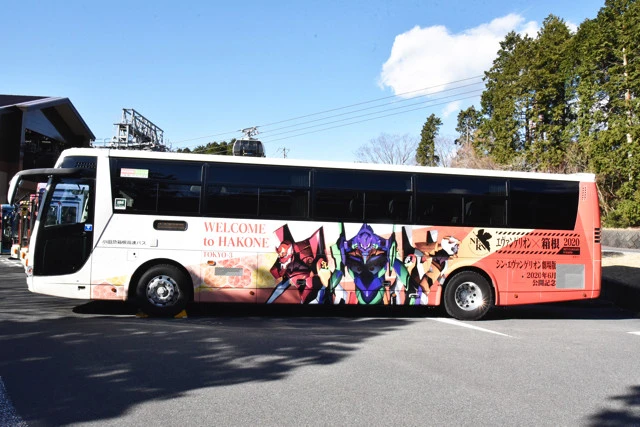 エヴァデザインがラッピングされた高速バス