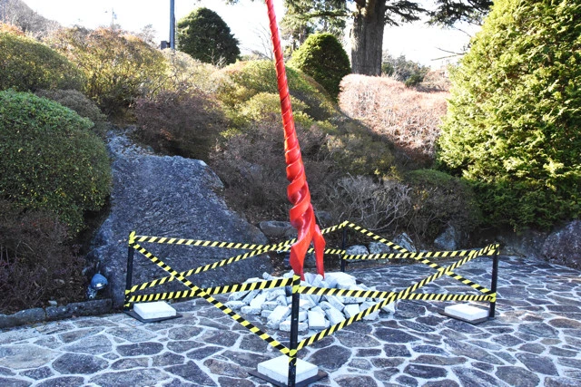 強羅公園の噴水上広場に突き刺さる「ロンギヌスの槍」