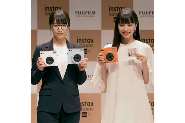 新チェキ発表会でひとり4役を演じた広瀬すず。オフショットや日常生活を公開「最近お花が好きで飾ってる」