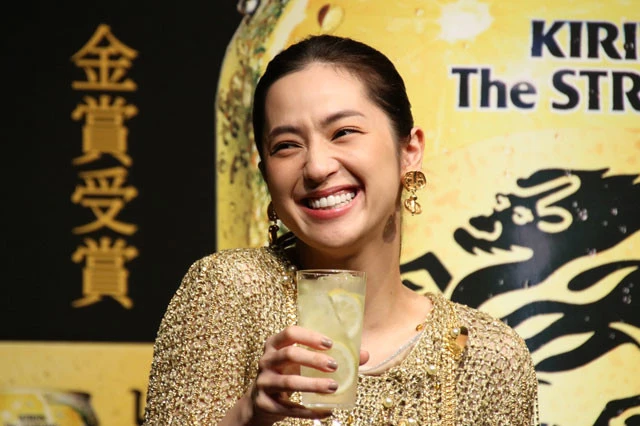 中村アンが『麒麟特製レモンサワー』CMで見せた内村光良の色気に「隙が見えて男性を感じました」