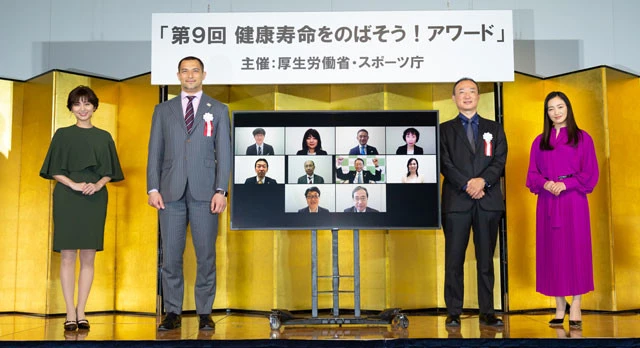 左から宇賀なつみ、室伏広治スポーツ庁長官、厚労省・正林督章健康局長、仲間由紀恵