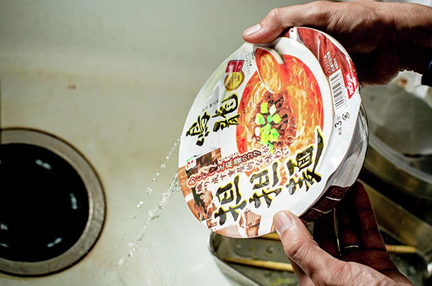 （２）湯切り！　カップ麺のフタに穴を開け、かやくを入れて熱湯を注ぎ、時間になったらカップ焼きそばのように湯切りをする。スープは絶対に入れてはいけないので気をつけよう