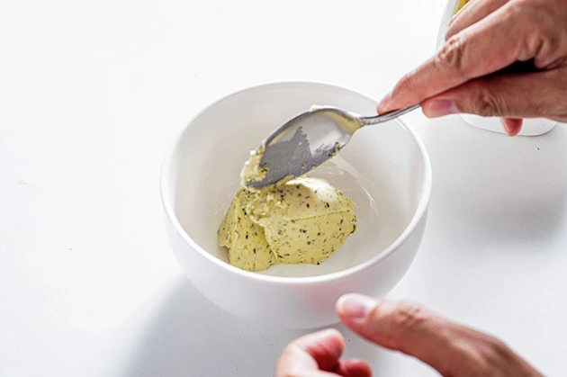 （１）溶かす！　ガーリックマーガリンを適量とり、耐熱皿に移して電子レンジで温めて溶かす。高温にする必要はないので、ある程度溶けたらレンジから取り出し、箸などで混ぜて液状にしよう