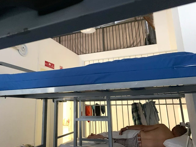 私のベッドの隣には裸の男が寝ていた