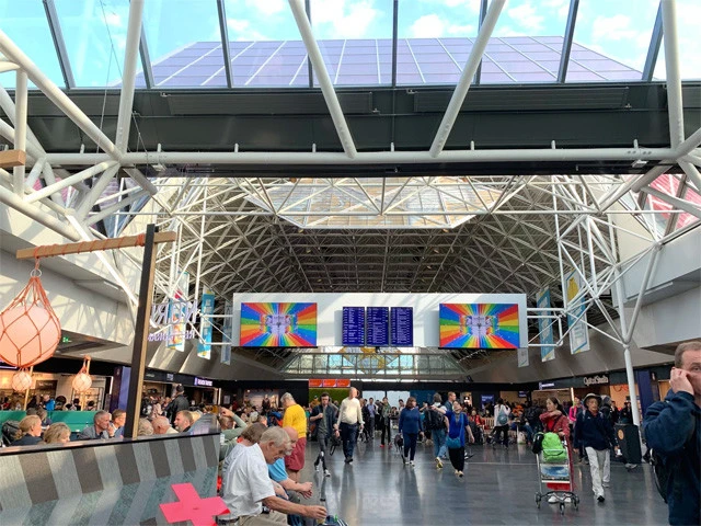 アイスランドの首都レイキャビクの空港。ベラルーシからリトアニアとイギリスを経由して到着