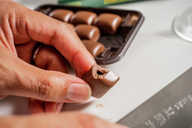 （１）切る！　バッカスの隅を包丁で切り落として中身のブランデーを取り出せるようにする。中身は完全に液体のため切りすぎると飛び散るので要注意。最初は少しずつ削る感覚で切るとよい