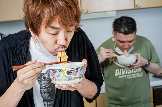 (5)激ウマ! 全体をよくかき混ぜたら豪快に麺をすするべし。麻辣おかずラー油とポークパティが実にいい仕事をしてくれている。余ったタレにご飯を入れて「追い飯」しても最高にウマい!