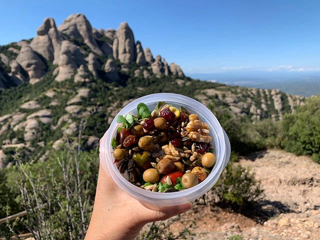 アナの特製サラダ！　コーンみたいな形の奇岩に囲まれてコーンサラダを食べる