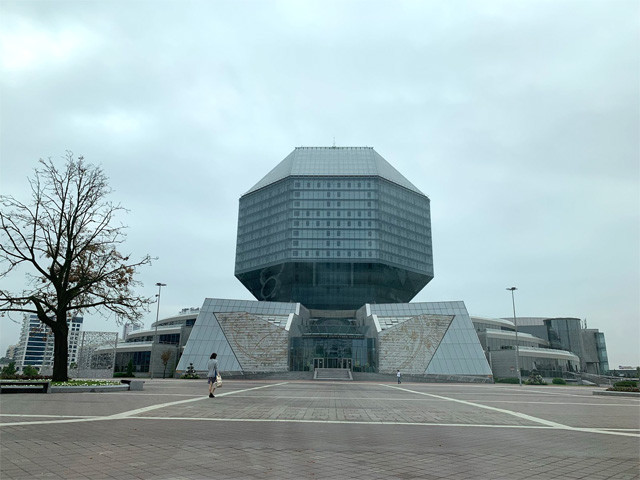 斜方立方八面体のベラルーシ国立図書館