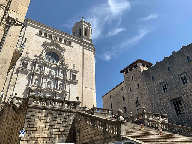 エキストラ約２００人の壮大なシーンが撮影された「ジローナ大聖堂」