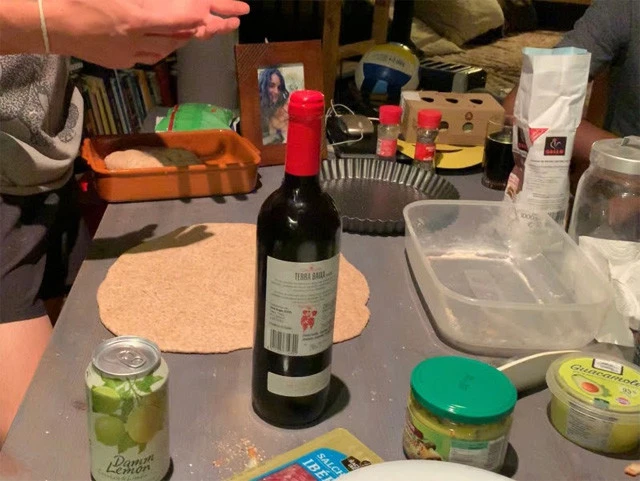 ワインボトルをめん棒代わりにして伸ばしたタルタの生地