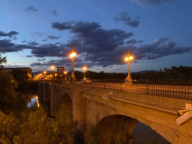 この地に来る人が渡る、ログローニョの玄関口である「ピエドラ橋」