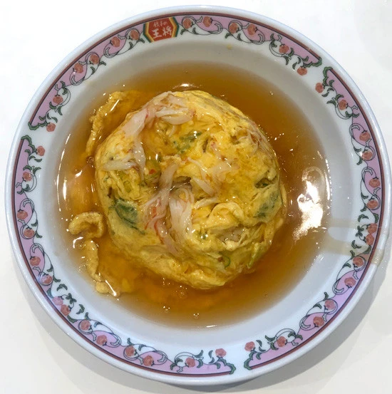 餃子の王将。関西では京風ダレと称される醤油餡一択だが、関東では醤油、甘酢、塩の3つからセレクトできる。写真は関東・関西(醤油)