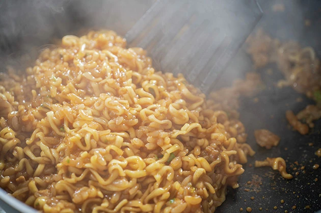 画像 写真 ｂ級フード研究家 野島慎一郎のバカレシピ 辛さが人気のカップ麺とセブンの麻辣飯をミックスしたモンスター級の激辛メシ 辛辛魚 仕立ての激辛そばめし 週プレnews