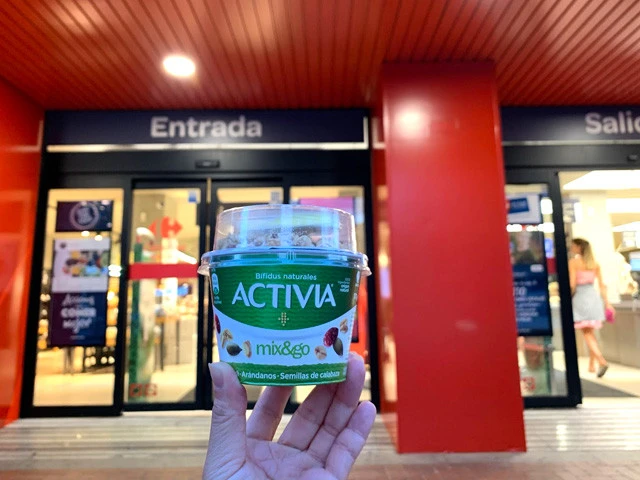 疲れていたのでスーパーでヨーグルトを買ってベンチで食べる