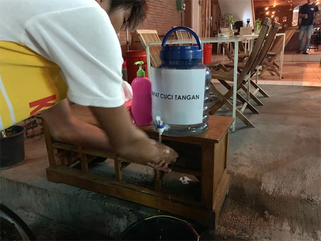 ご飯屋の店先に設置された特設手洗い場（写真／ソラ）