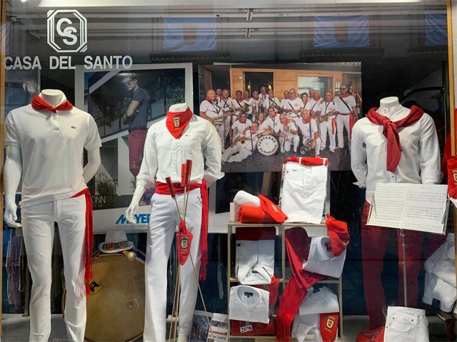 ショーウィンドウに飾られた白い服と赤いスカーフ