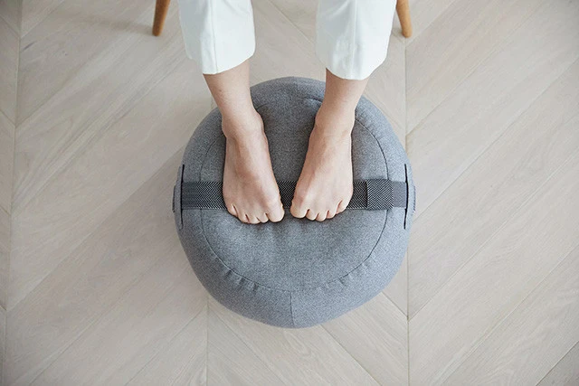 上部のゴムバンドを足指で掴んでグーパーする足指の運動