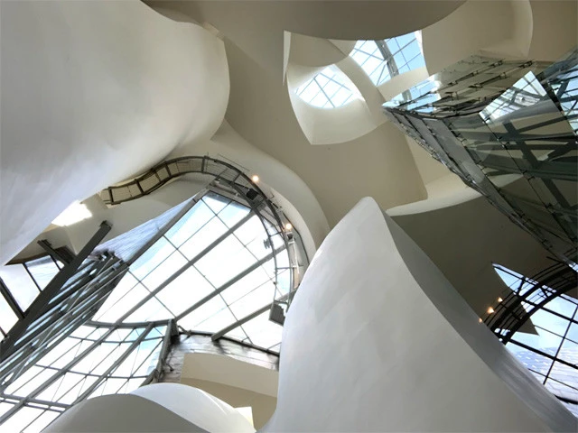 建築内部の複雑に張り巡らされた窓