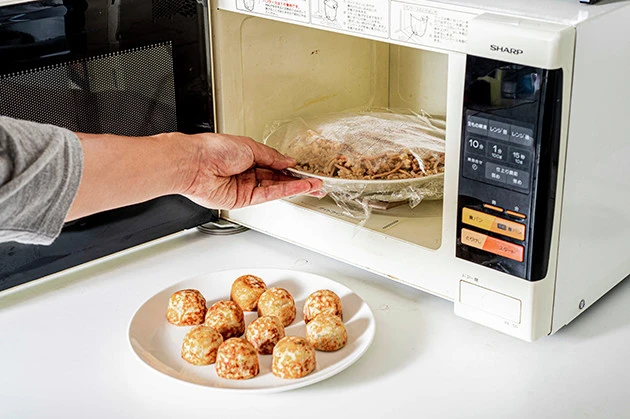 (1)レンチン! 冷凍食品のたこ焼きとペヤングそばめしをそれぞれ電子レンジで温める。分量はたこ焼きが8個前後、そばめしが半袋程度を目安に、おなかの減り具合に合わせて増減させてよい