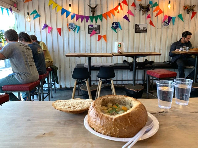 「Icelandic Street Food」の伝統的ラムスープ